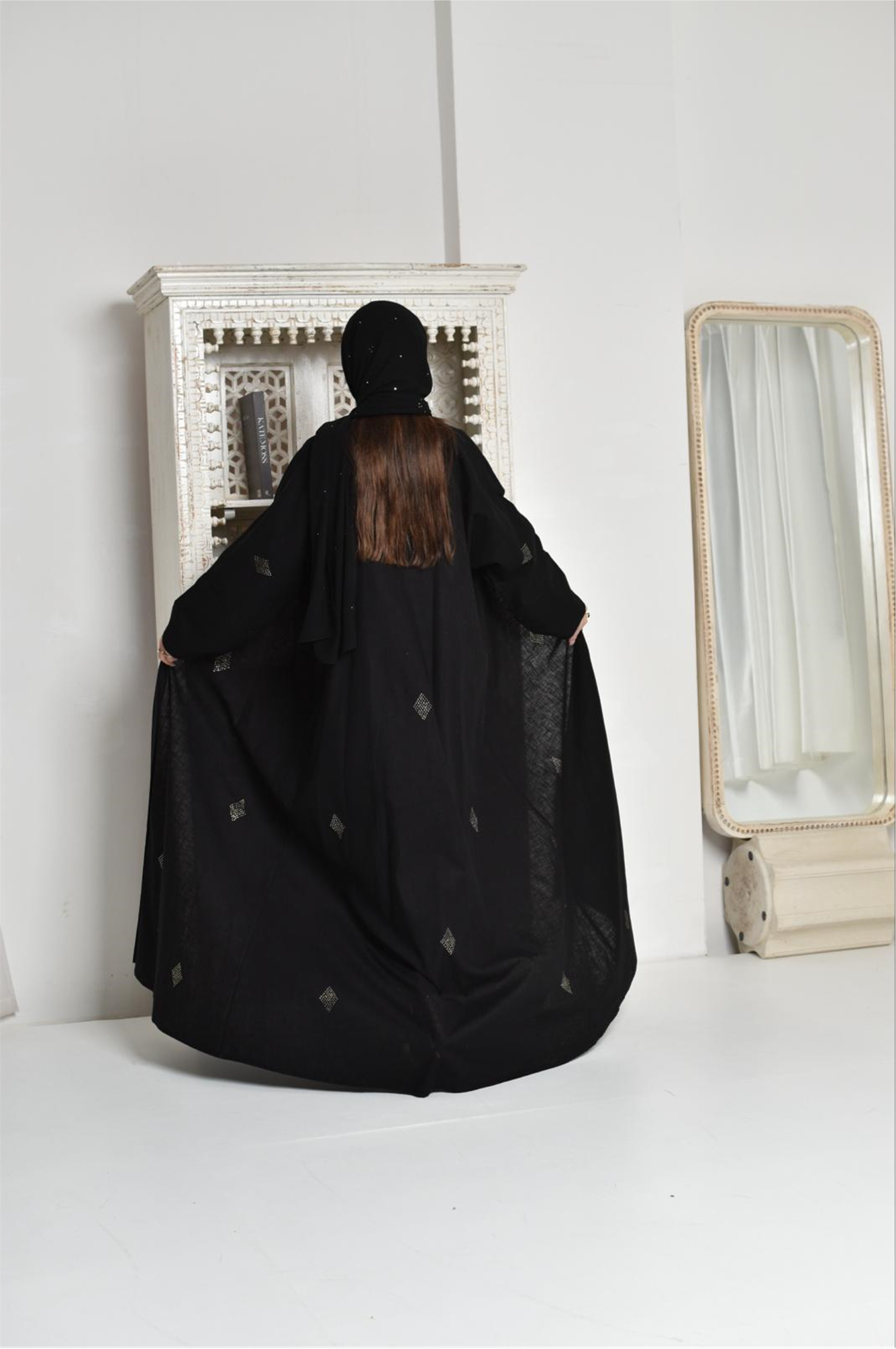 عباية قماش كتان باللون الأسود مطرزة بفن النقدة البحريني 