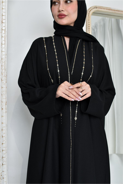 عباية مصنوعة من قماش الكريب باللون الأسود، مطرزة بفن النقدة البحريني 