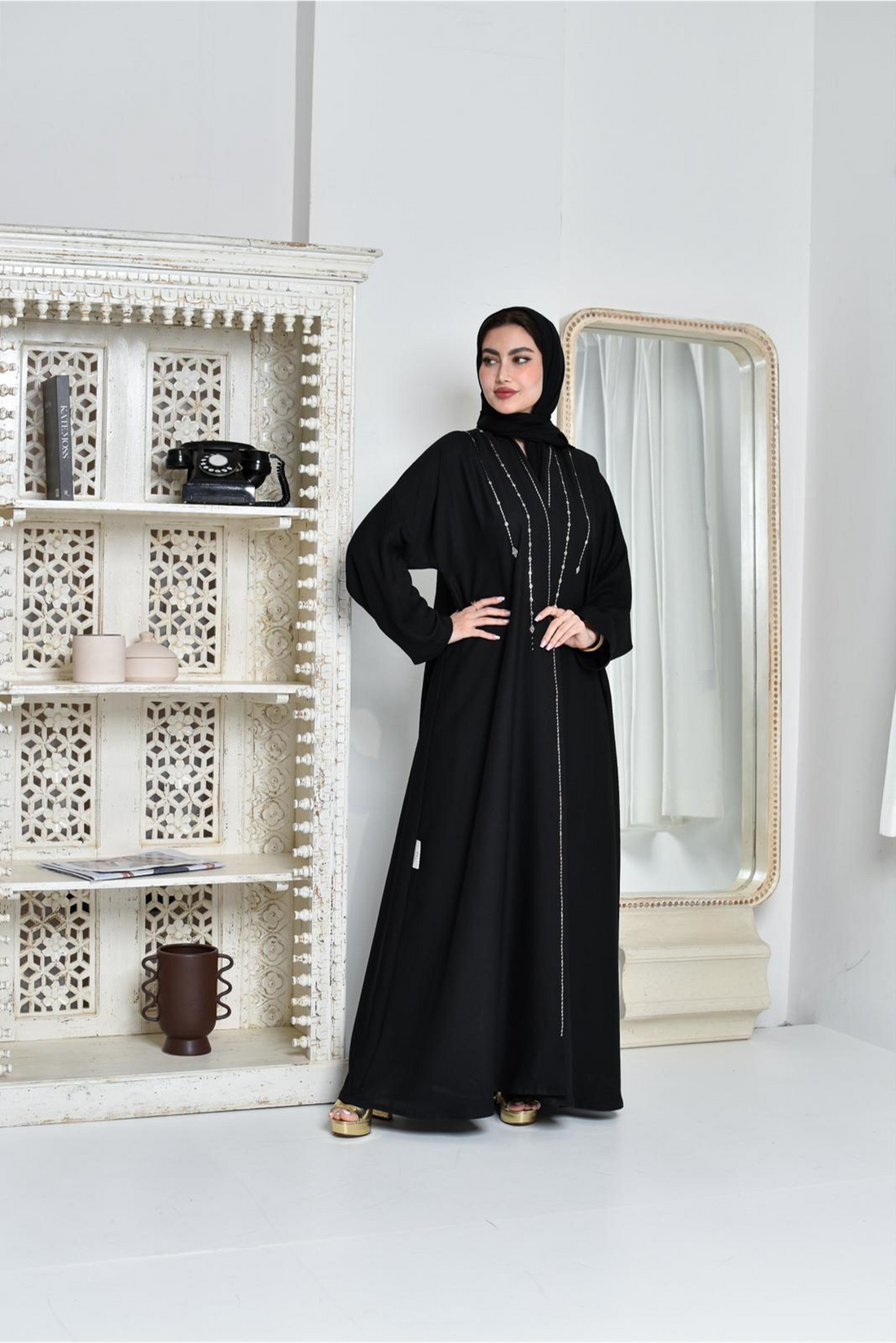 عباية مصنوعة من قماش الكريب باللون الأسود، مطرزة بفن النقدة البحريني 