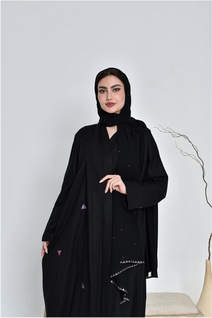 عباية قماش كتان باللون الأسود مطرزة بفن النقدة البحريني 