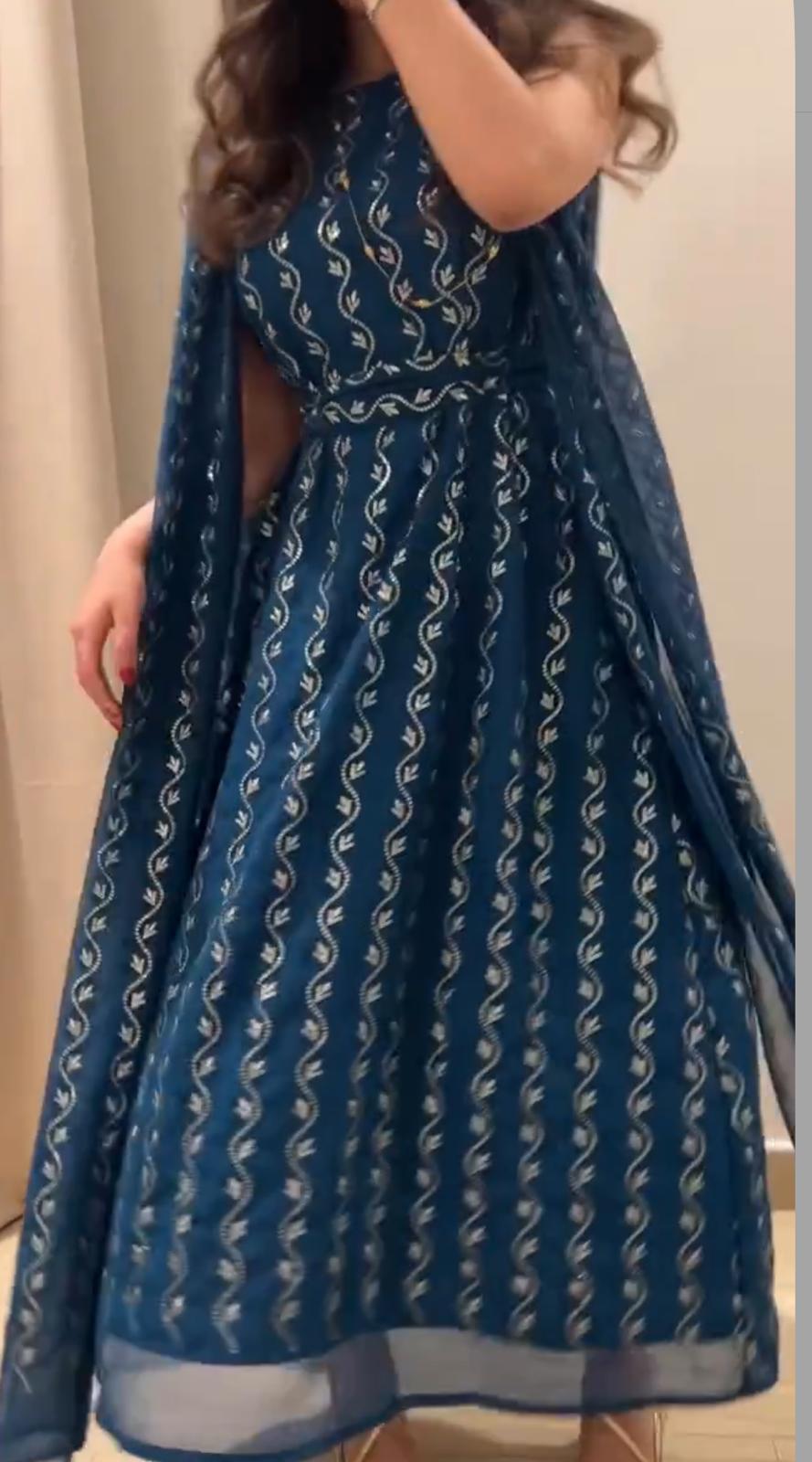 Lined dress with shawl on both sides and belt