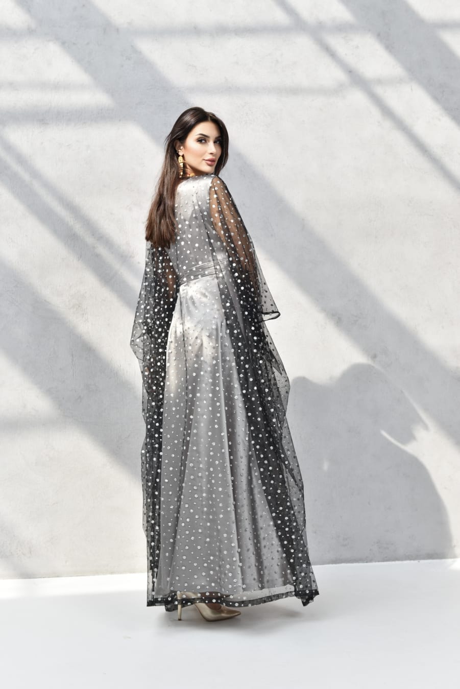 Elegant sleeveless dress with black tulle abaya