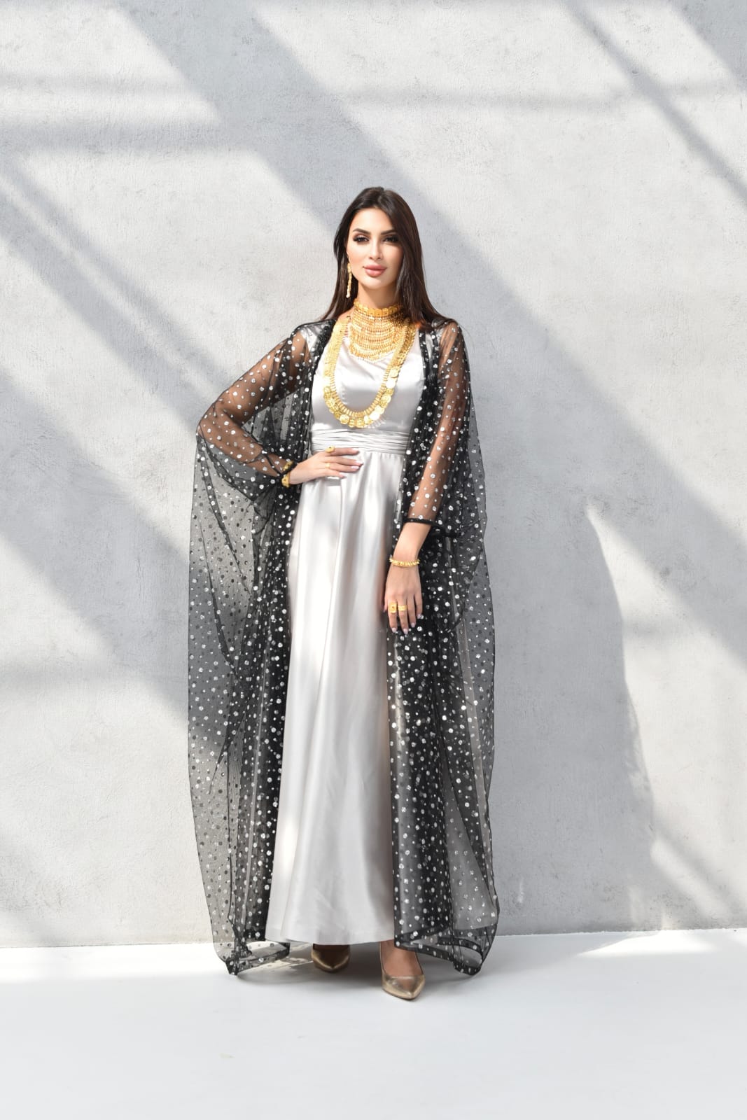 Elegant sleeveless dress with black tulle abaya