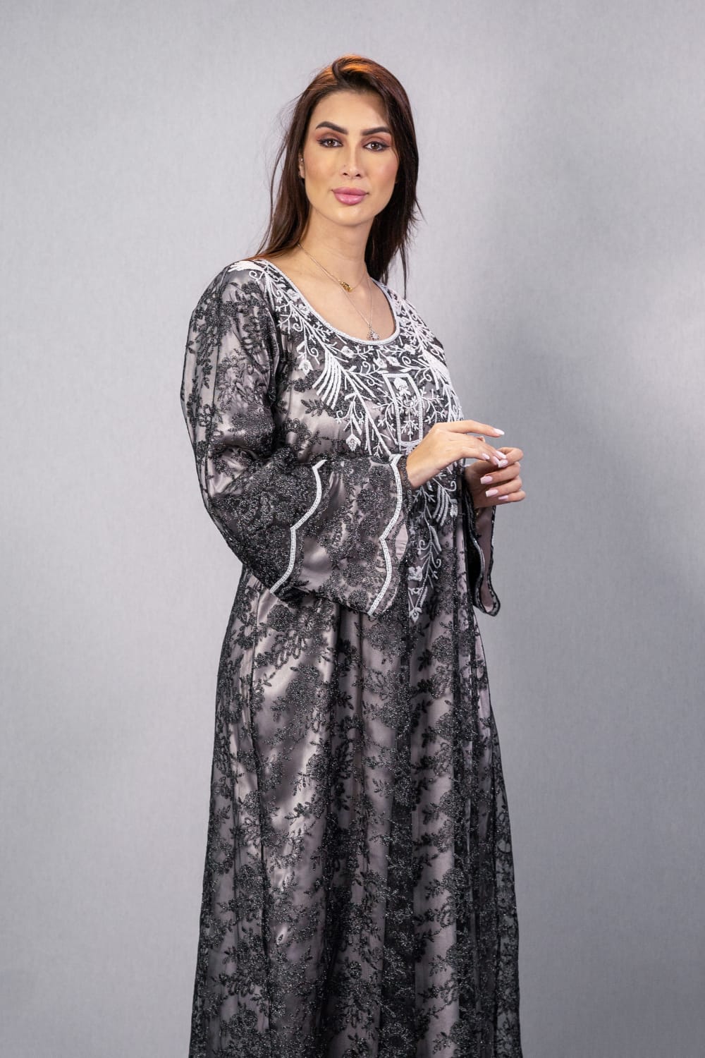 فستان عربي من الدانتيل الأبيض مطرز يدوياً مع إضافة كريستال سواروفسكي