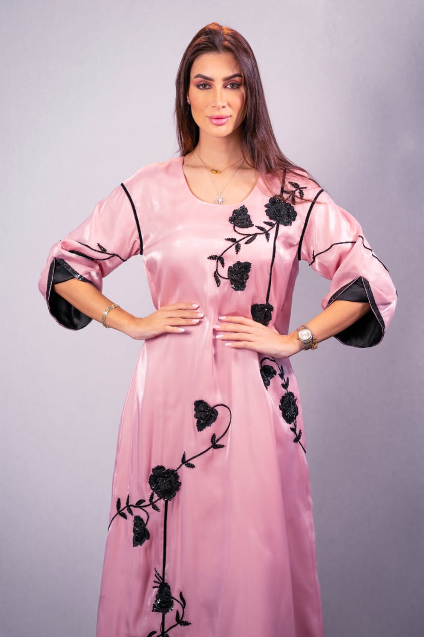 فستان أورجانزا (خرز - شعبي) مطرز يدوياً ومزين بشرائط
