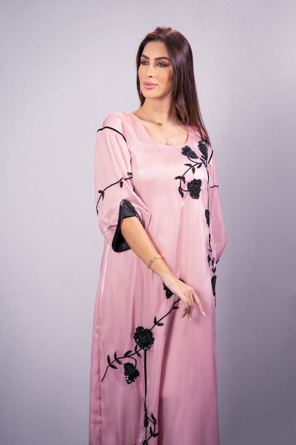 فستان أورجانزا (خرز - شعبي) مطرز يدوياً ومزين بشرائط