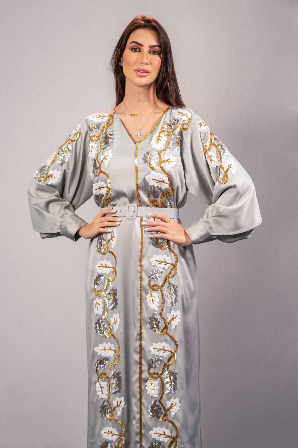 فستان رمادي بزخرفة شعبية مصنوع يدوياً على شكل أوراق شجر وأكمام فضفاضة، مع حزام