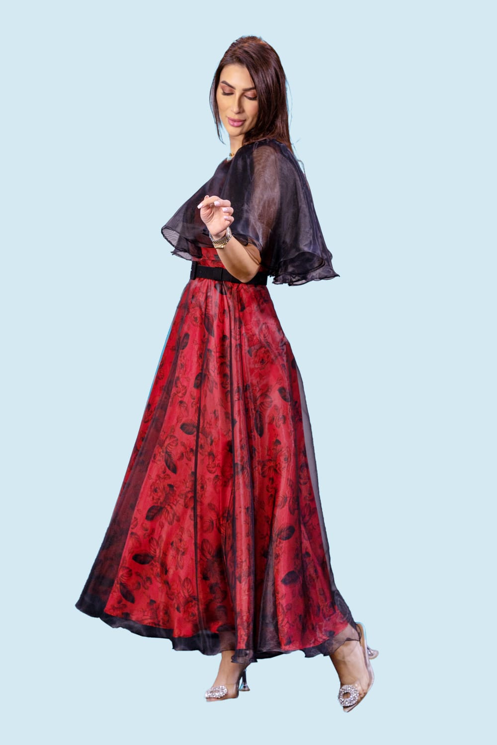 فستان أورجانزا عصري مع بطانة حمراء وكشكشة جانبية 