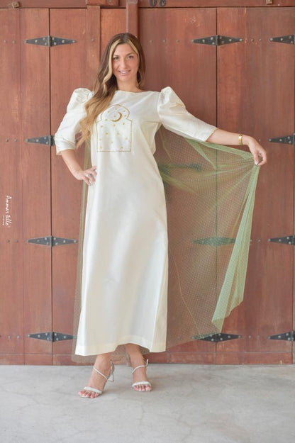 فستان مطرز يدوياً على الطراز الإسلامي مزين بالتور الأخضر مع نقاط ذهبية على الظهر