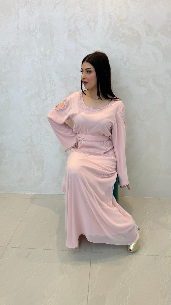 فستان شيفون مبطن مطرز يدوياً ذو طابع عربي