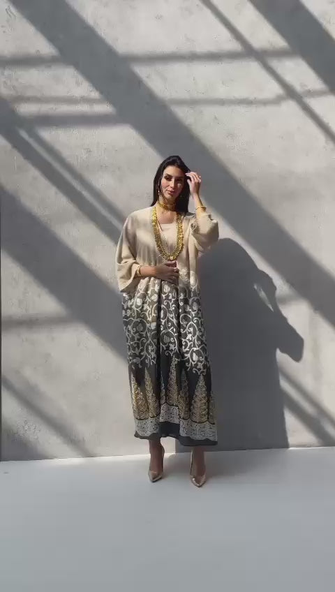 فستان بيج سادة مع عباية على الطراز العربي المميز